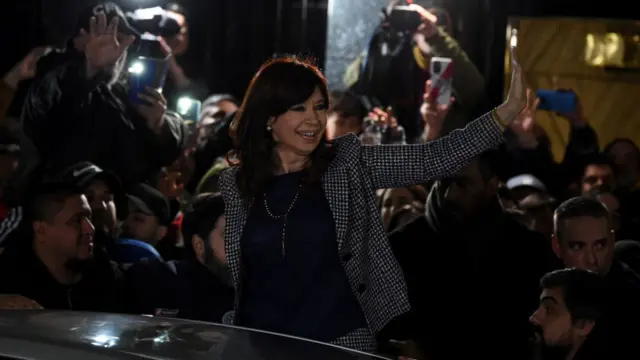 Cristina Kirchner acena para apoiadores