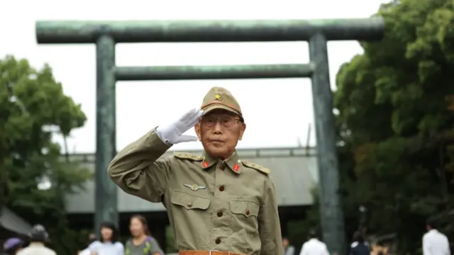 Nhật Bản kỷ niệm 72 ngày Đại chiến Thế giới II kết thúc ở châu Á, sau khi Nhật đầu hàng quân Đồng minh trong hai ngày 14 và 15/8/1945. Trong ảnh chụp hôm 15/8/2017, một cựu chiến binh Nhật mặc quân phục giơ tay chào.