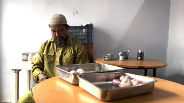 બશીર ખાન: "પોલીસ સુરક્ષાકર્મીએ સતત સુરક્ષામાં તહેનાત રહેવું જરૂરી છે પરંતુ માત્ર મહિનામાં એક વખત મળવા આવે છે."