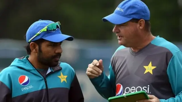 पाकिस्तानी कैप्टन सरफराज़ अहमद के साथ कोच मिकी ऑर्थर
