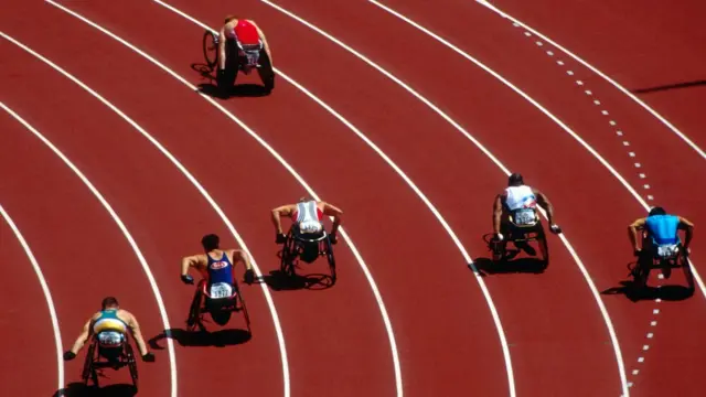 Deportistas participan en una competencia de atletismo en silla de ruedas.
