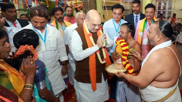 चार मार्च को देवनहल्ली में गृहमंत्री अमित शाह चेन्नाकेशवा मंदिर में पूजा करने पहुंचे.