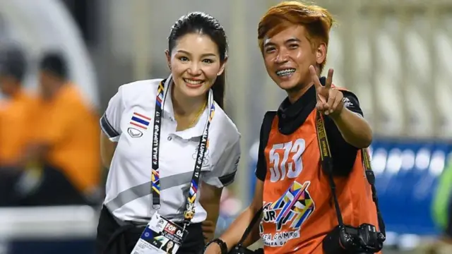 มาดามเดียร์-วทันยากับช่างภาพในสนามกีฬา