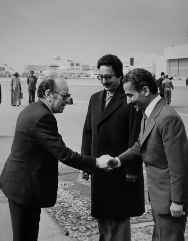 ۹ اسفند ۱۳۵۹، در کنار علیرضا رجایی نخست‌وزیر وقت و حبیب شطی (چپ) دیپلمات تونسی در فرودگاه تهران