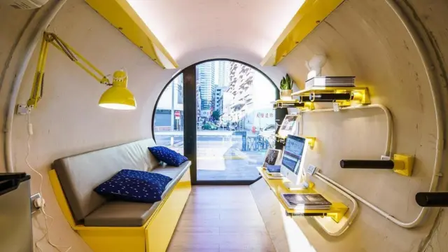 पाइप में बने इस घर को पूरी तरह से मॉडर्न लुक दिया जाता है