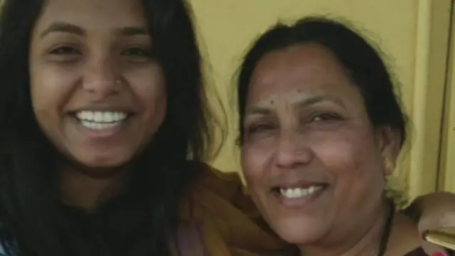 Payal com a mãe, Abeda