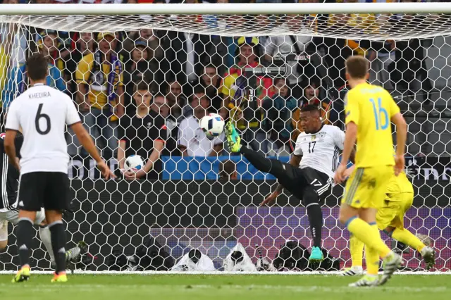 Boateng despeja el balón sobre la línea de gol.
