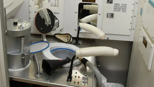 Un cuarto de baño en Miraikian, el Museo Emergente de Ciencia e Innovación en Tokio, Japón.