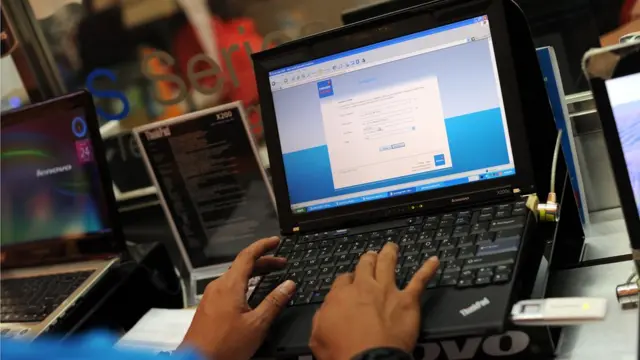 కంప్యూటర్‌పై పని చేస్తున్న వ్యక్తి