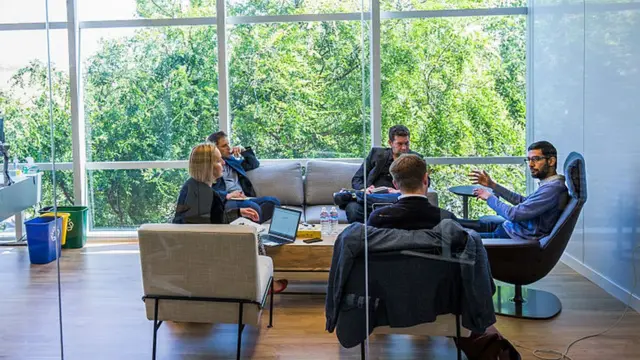 সদর দপ্তরে সহকর্মীদের সাথে বৈঠক করছেন গুগলের প্রধান নির্বাহী সুন্দর পিচাই।