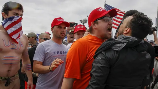 Confronto entre manifestantes a favor e contra Trumpjogo do pix2017.