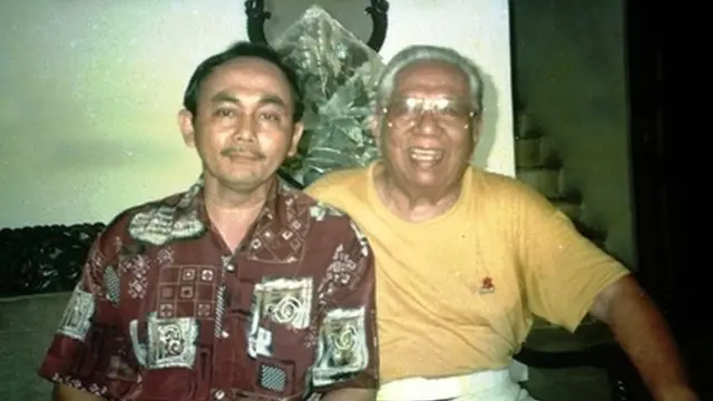 Sardjono Danardi (kiri) menggali cerita tentang almarhum ayahnya dari bekas kolega-kolega sang ayah.