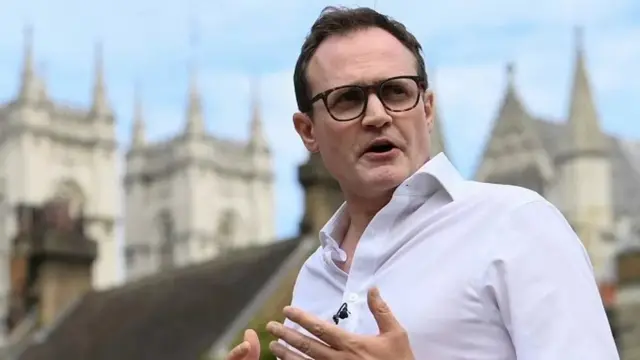 ટોમ ટુગેંડહટ સાંસદ છે અને મંત્રી તરીકેનો સૌથી વધારે અનુભવ ધરાવે છે