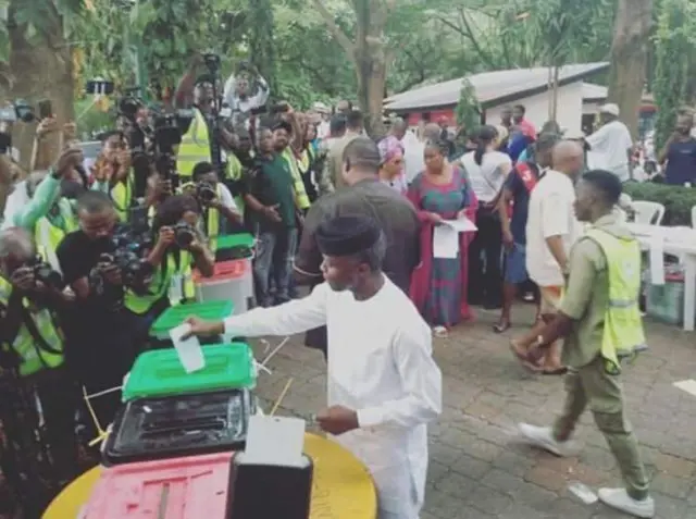 Mataimakin shugaban kasa Osinbajo a lokacin da yake kada kuri'arsa