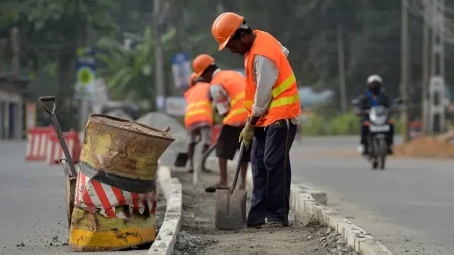 Trabalhadores numa rua