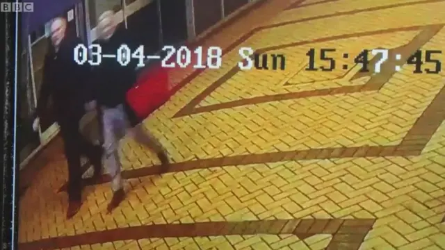 Imagen del circuito cerrado del centro comercial mostrando a una pareja paseando.