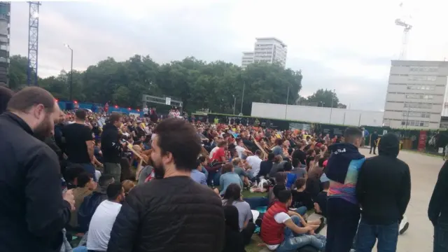 Ratusan orang 'nonton bareng' Piala Dunia lewat layar raksasa di pemukiman di pinggir kanal, Little Venice.