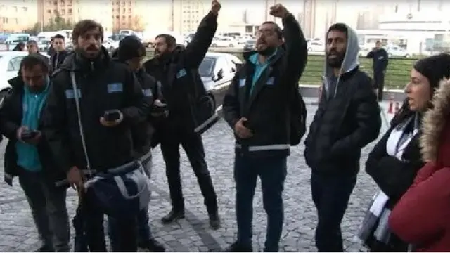 Ataşehir Belediyesi önünde toplanan bir grup kararı protesto etmişti