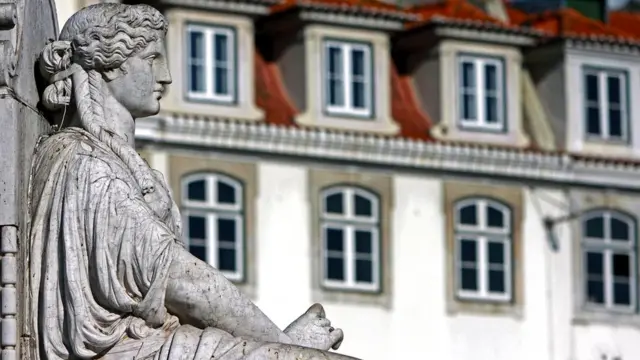 Даже памятники на городских площадях Лиссабона имеют скорбный вид