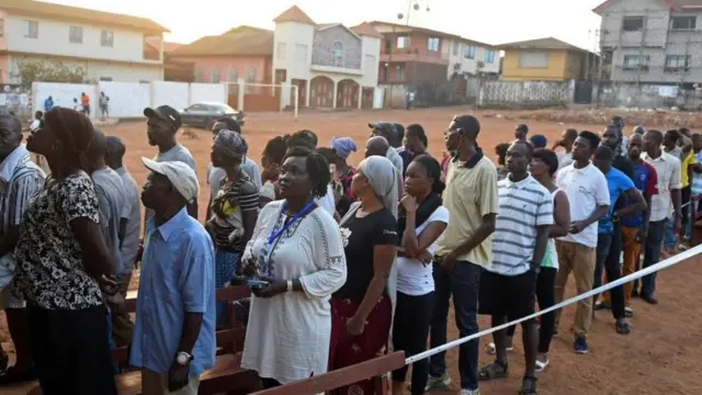 Sierra Leoneans queue to vote