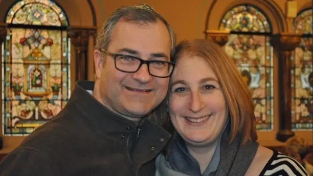 Andrew y Karen Gilbert, sonriendo.