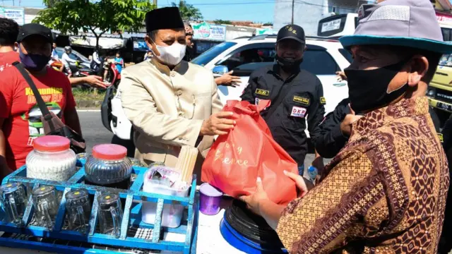 Wakil Gubernur Jawa Barat Uu Ruzhanul Ulum menyalurkan bansos PPKM Darurat.