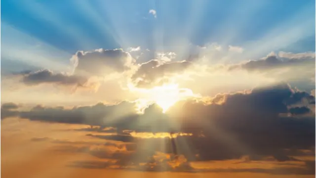 El Sol brilla entre las nubes.