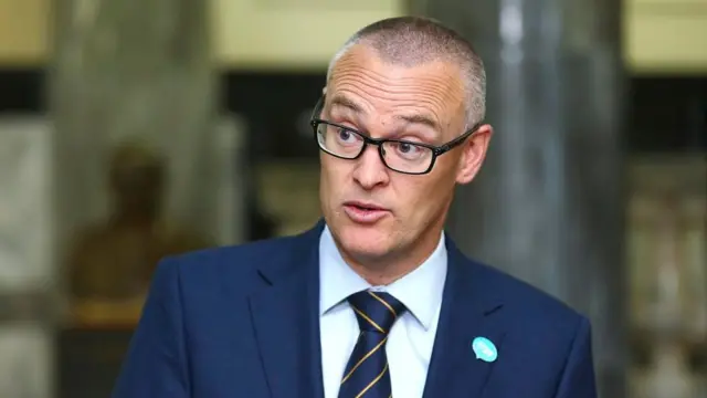 ذهب وزير الصحة النيوزيلندي ديفيد كلارك لحد وصف نفسه بالأحمق بعد أن سافر وأسرته لشاطئ خلال الحظر ما أدى لإحالته لمهام أدنى