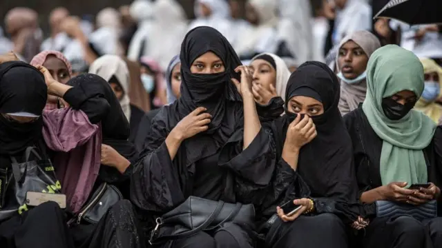 አርብ ምሽት በመስቀል አደባባይ በተካሄደው ታላቁ የጎዳና ኢፍጣር ላይ የተካፈሉ ሙስሊም ሴቶች