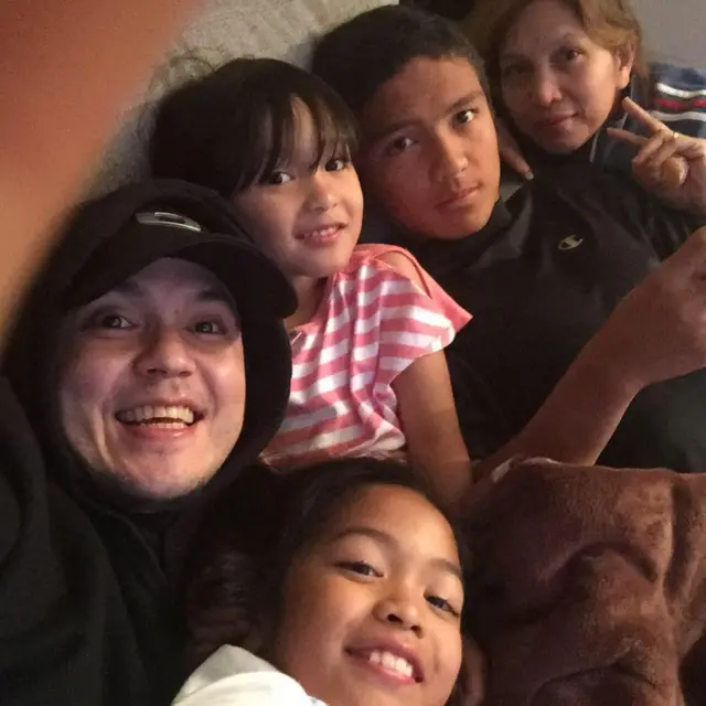 Mauricio Abe Pereira (de boné) e família