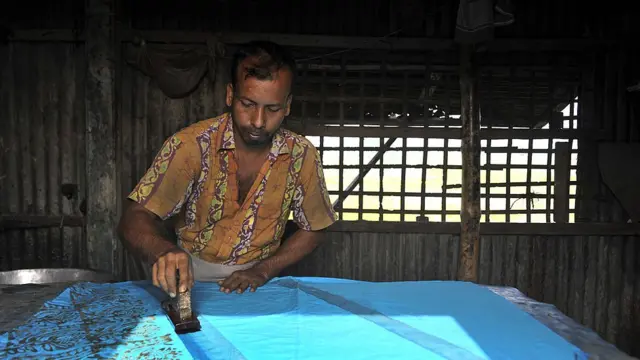 দেশের ফ্যাশন হাউজগুলোর সাথে প্রায় পাঁচ লাখ মানুষের জীবিকা জড়িত রয়েছে