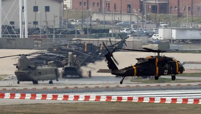 올해 전반기 한미 연합지휘소훈련(CCPT)이 시작된 18일 오후 경기 평택 팽성읍 주한미군 캠프 험프리스에서 헬기가 비행을 하고 있다. 문재인 대통령 임기 중 '마지막' 한미훈련인 이번 CCPT 또한 예년과 마찬가지로 컴퓨터 시뮬레이션 방식의 도상훈련(CPX)으로만 진행된다.