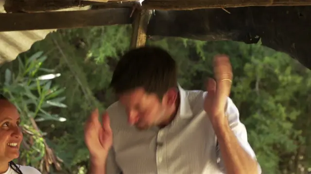 Џастина нападају пчеле