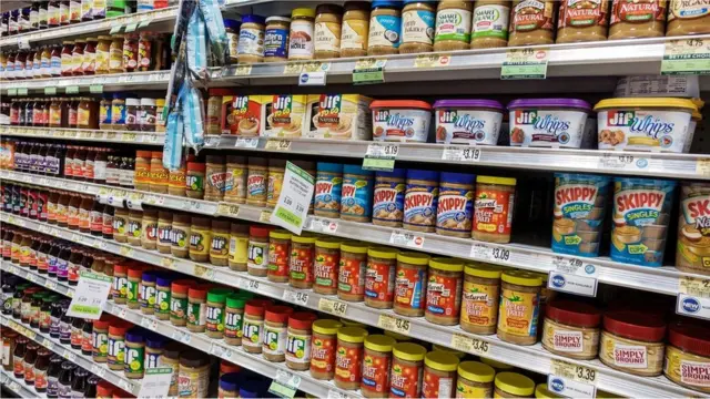 सुपरमार्केट में इस तरह के जितने उत्पाद होते हैं, उनमें अधिकांश में पाम ऑयल होता है.