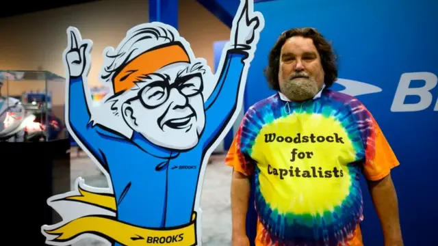 Um fã com uma camiseta que diz "Woodstock do capitalismo" durante a reunião anual da Berkshire Hathawayf12bet cnpj2019.