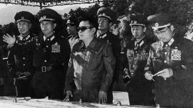 Kim Jong-il rodeado de sus jefes militares en 1997