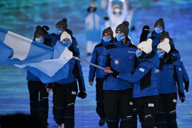 Francesca Baruzzi y Franco Dal Farra hicieron flamear la bandera argentina en el Estadio Nacional de Pekín.