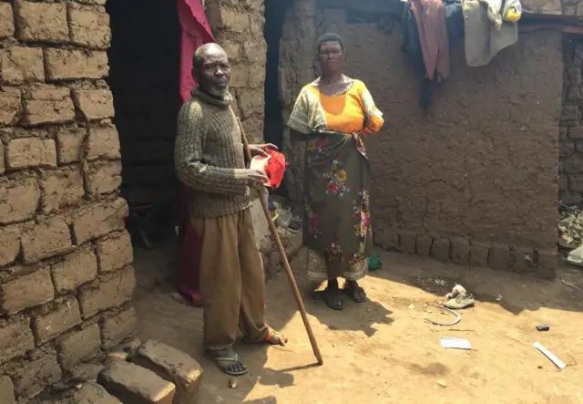 Hitimana n'umugore we mu rugo rwabo mu murenge wa Shyogwe