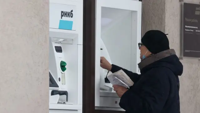 بانک مرکزی روسیه گفته که کارت‌های اعتباری ویزا و مستر کارت از دو روز دیگر (۹ مارس) در خارج از روسیه از کار خواهد افتاد