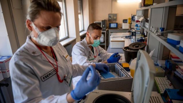 يحاول الأطباء في إيطاليا فهم طبيعة الفيروس في وقت يجتاح الوباء البلاد