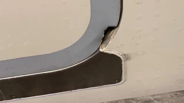 विमान के द्वार में छेद दिखा