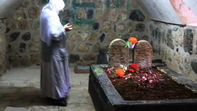 قبر مم وزين بعد الترميم