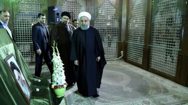حسن روحانی به همراه نوه آیت‌الله خمینی در آرامگاه او