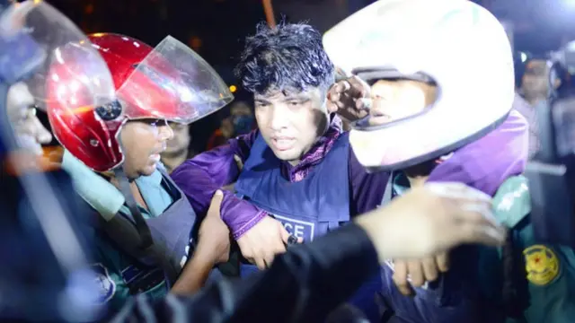 පසුගිය ජූලි පළමුවෙනිදා Holey Artisan Bakery' නමැති ආපන ශාලාවට කඩා වැදුණු තුවක්කුකරුවන් විසින් ප්රාණ ඇපයට ගනු ලැබූ දහතුන් දෙනකු ආරක්ෂක අංශ විසින් බේරා ගැනීමට සමත් විය.