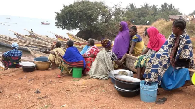 wanawake wamefika ufukweni asubuhi na mapema kuchuuza samaki lakini upatikanaji ni adimu.