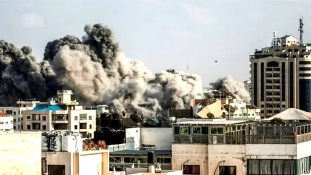 उत्तर गाझामधल्या हमासच्या ठाण्यांवर इस्राईलकडून जोरदार हवाई हल्ला करण्यात आला आहे.