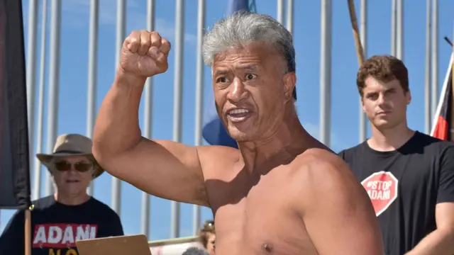 அதானி திட்டத்தை எதிர்த்து ஆஸ்திரேலியாவின் நாடாளுமன்றத்திற்கு எதிராக நடந்த போராட்டம்