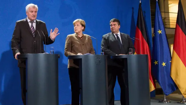 新たな移民対策は、メルケル首相（写真中央）とバイエルン州のホルスト・ゼーホーファー首相（左）、社会民主党のガブリエル党首が共同記者会見して発表した（5日）