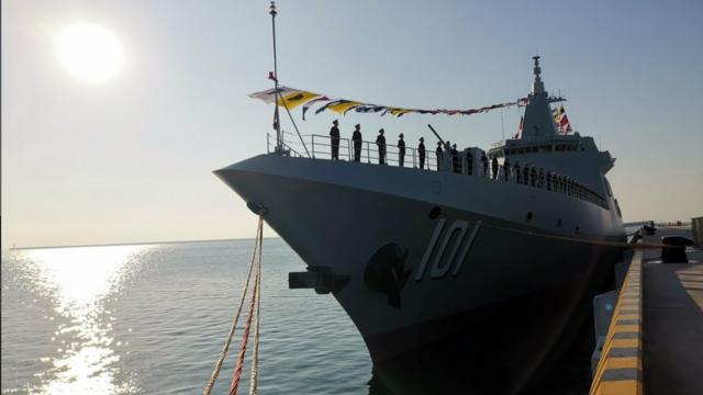 青島附近的軍港 ：今年一月中國海軍第一艘055型驅逐艦南昌號服役