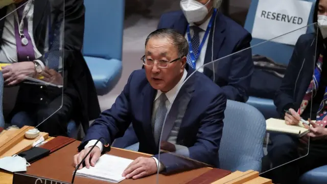 Dubes China untuk PBB Zhang Jun dalam pemungutan suara di Dewan Keamanan PBB di New York pada tanggal 27 Februari 2022.